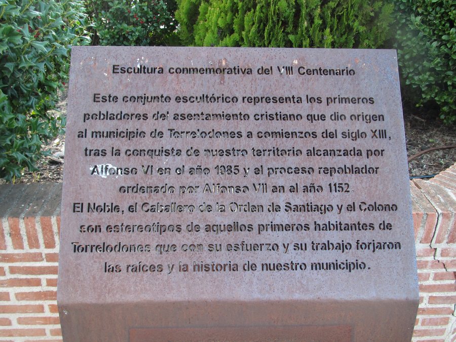 File:Placa explicativa del Monumento al VIII Centenario de la Refundación de Torrelodones.jpg