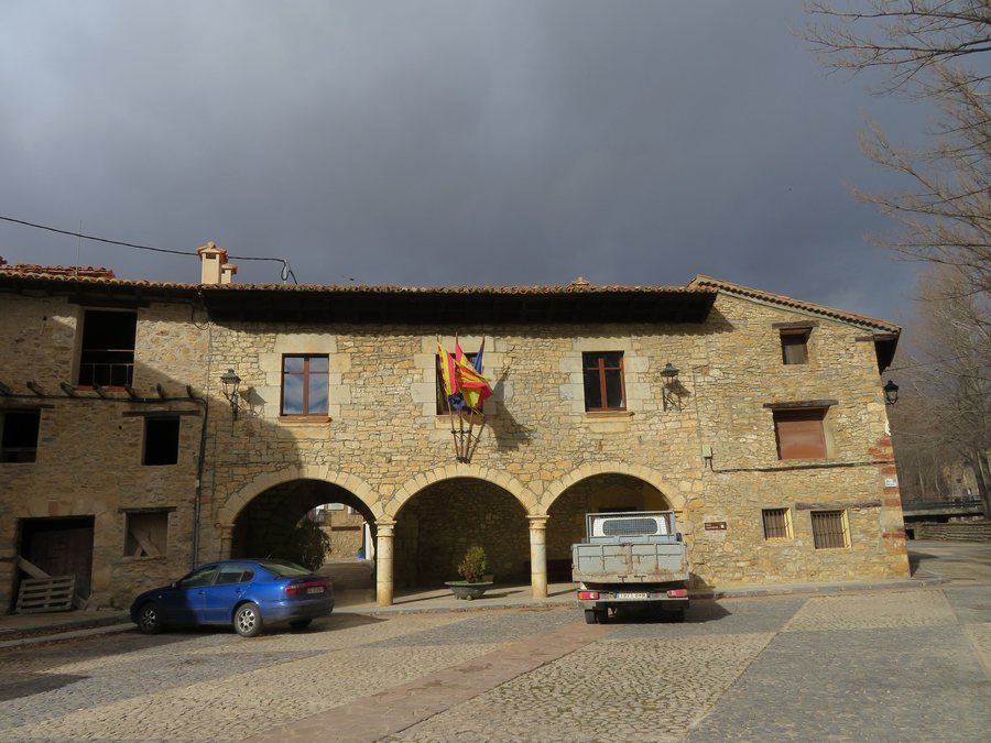 File:Ayuntamiento de Villarroya de los Pinares.jpg