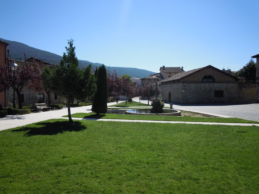 File:SP333 Village of Mombeltran 3 October 2012.JPG