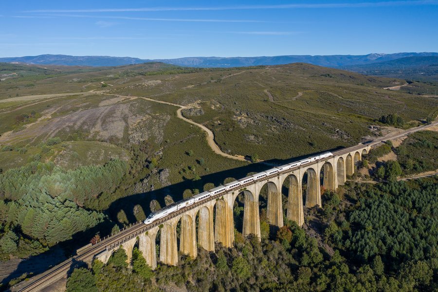 File:RENFE 730 Linarejos-Pedroso - Puebla de Sanabria.jpg