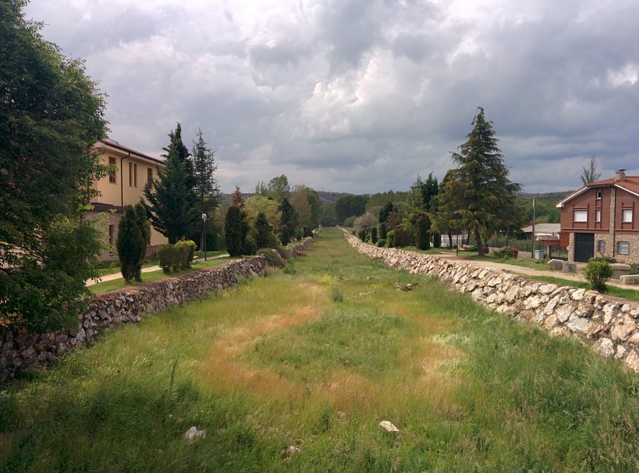 File:Arroyo Valle de la Villa, Rioseco de Tapia.jpg