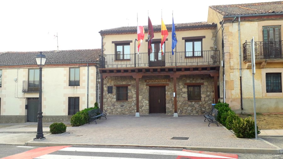 File:Ayuntamiento de Santo Domingo de Pirón.jpg