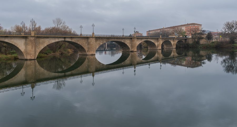 File:Puente de Piedra in Logrono (5).jpg