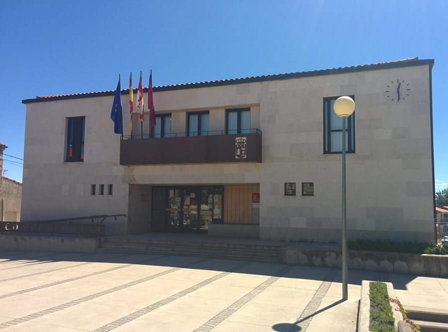 File:Ayuntamiento de Rabé de las Calzadas.jpg