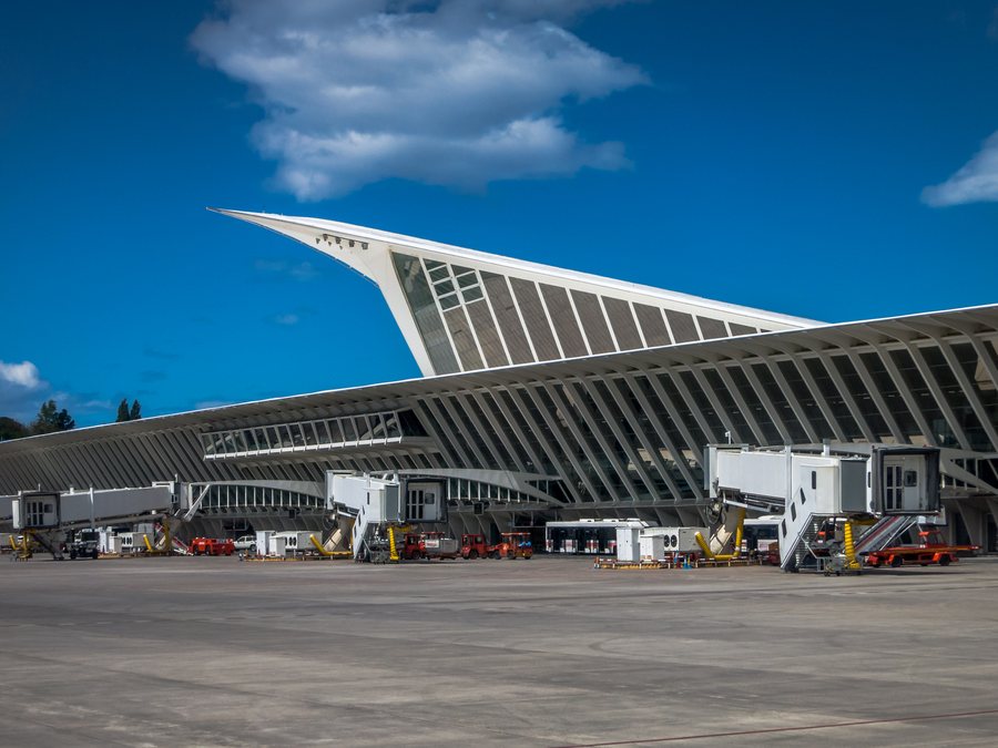 File:Aeropuerto Bilbao Loiu 01.jpg
