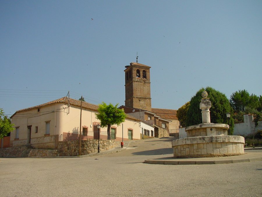 File:Plaza con fuente e iglesia al fondo en Ribatejada.jpg