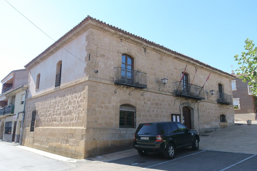 File:Ayuntamiento de Villamor de los Escuderos.jpg