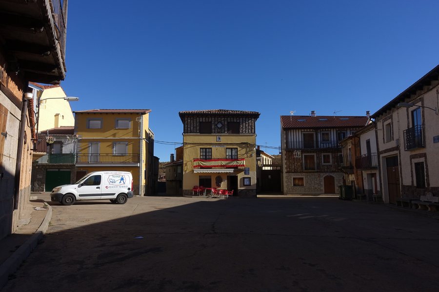 File:El Maíllo, plaza de España.jpg