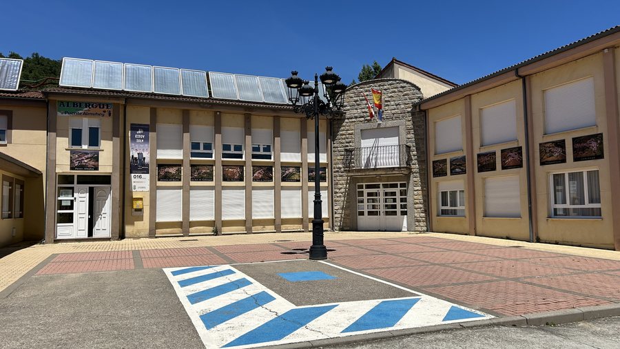 File:Ayuntamiento de Valderrueda en Puente Almuhey.jpg