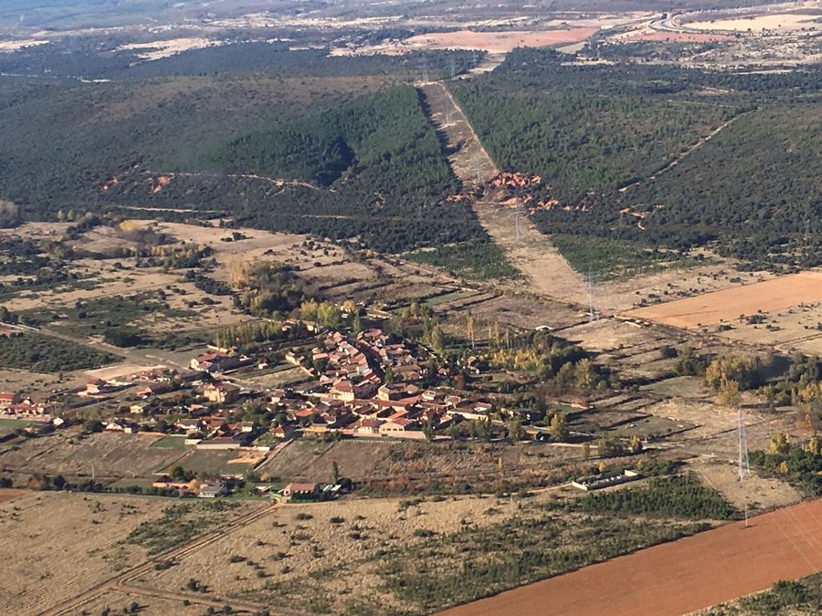 File:Aérea de Murias de Rechivaldo 01.jpg