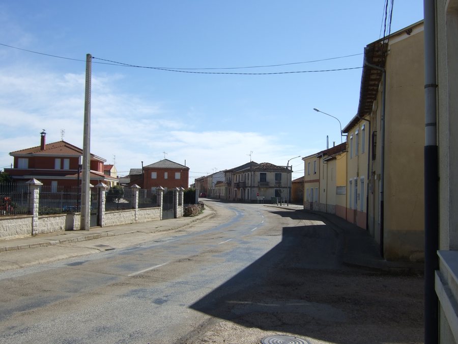 File:Calle de Palacios de la Valduerna.jpg