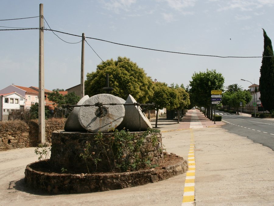 File:Perales del Puerto maalstenen uit oliemolen.jpg