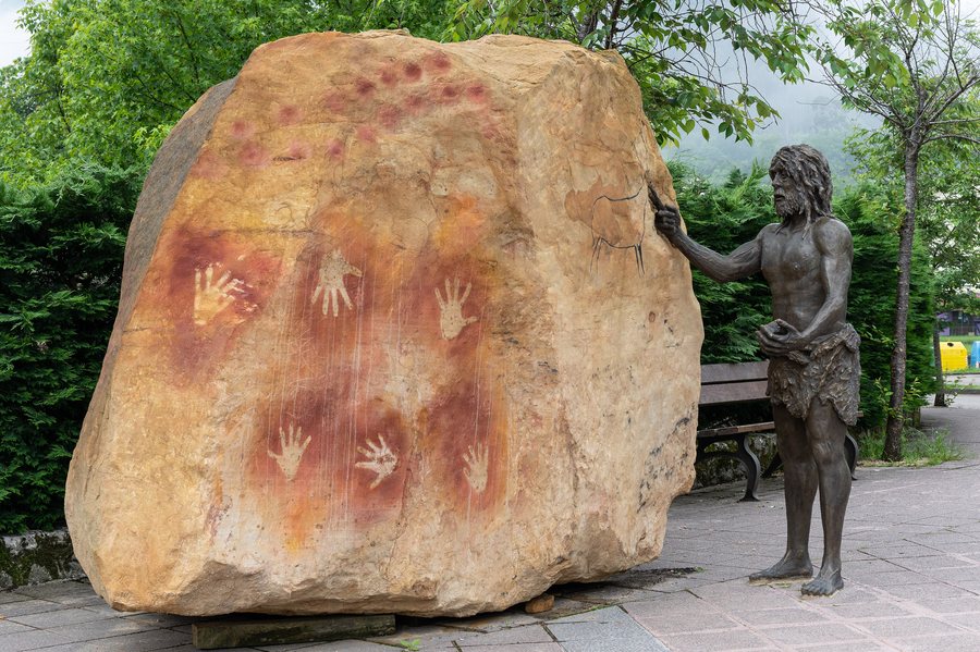 File:Monumento al arte rupestre de Puente Viesgo 1.jpg