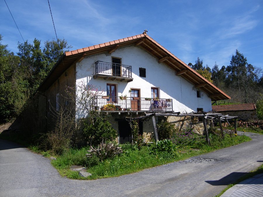 File:Elizalde bidea, Larrauri auzoa, Mungia. 2015-04-02.JPG