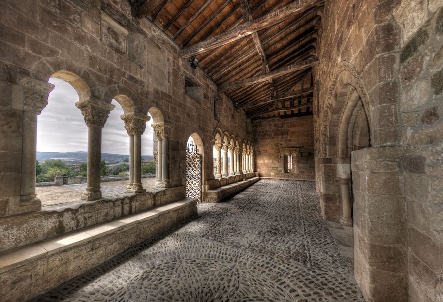 File:Iglesia de los Santos Julián y Basilisa (Rebolledo de la Torre).jpg