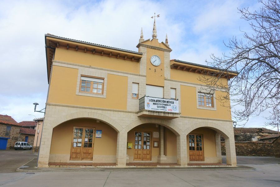File:Ayuntamiento de Luyego.jpg