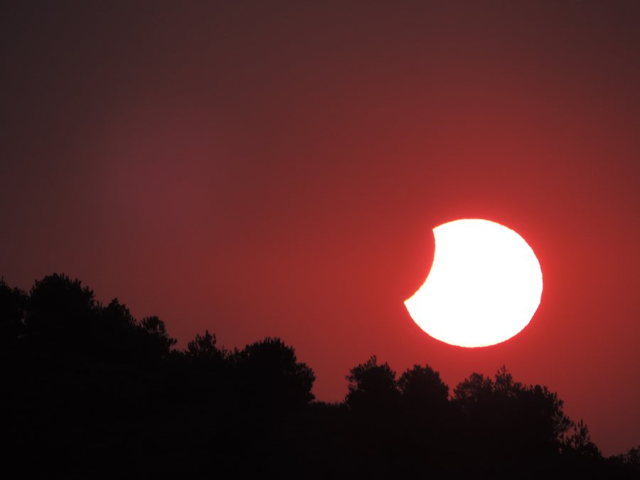 File:Solar eclipse of August 12, 2026 in Modúbar de San Cibrián - Sunset over a hill (1).jpg