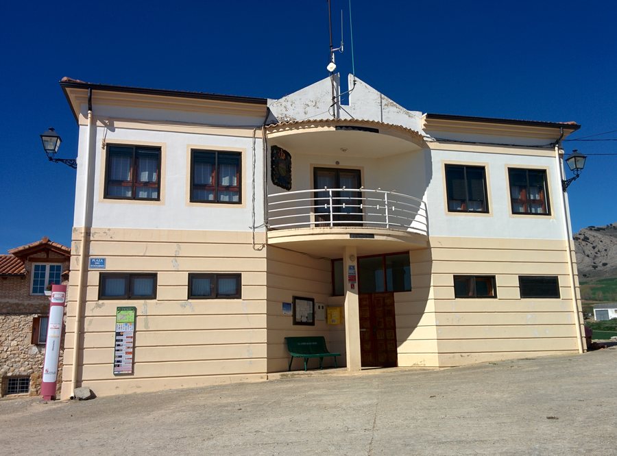 File:Ayuntamiento de Miraveche.jpg