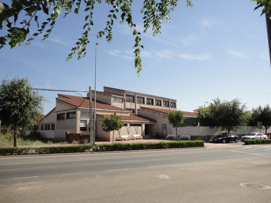 File:Escuelas del Retamar Montehermoso.JPG