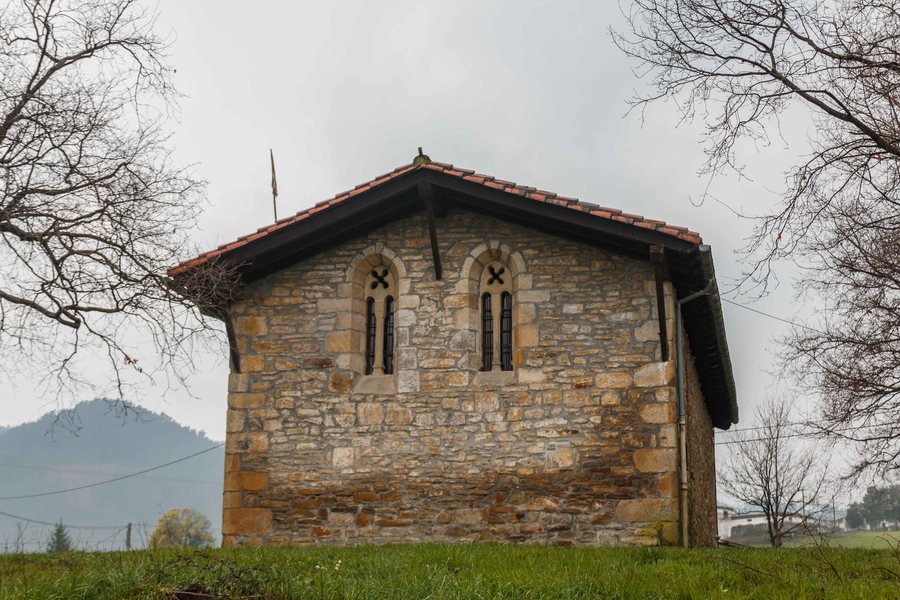 File:Muxika - San Roman baseliza 1.jpg