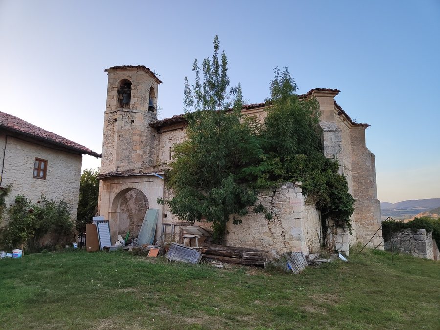 File:Iglesia de Armentia (Condado de Treviño).jpg