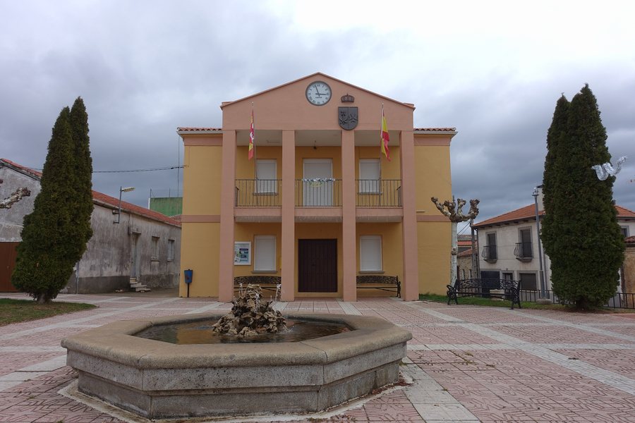 File:Ayuntamiento de Villasrubias.jpg