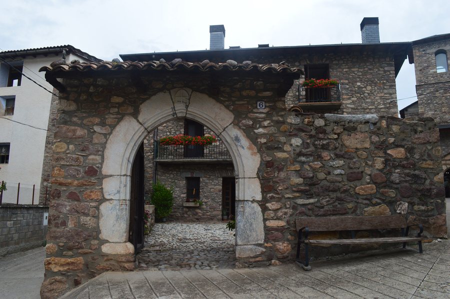 File:Portón de acceso a Casa Seira de Castejón de Sos.jpg