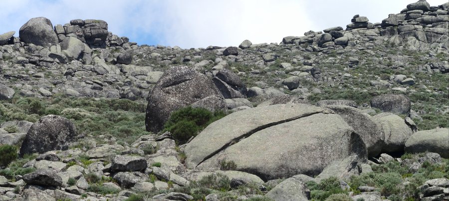 File:Por el berrocal de la sierra de Eljas 2.jpg