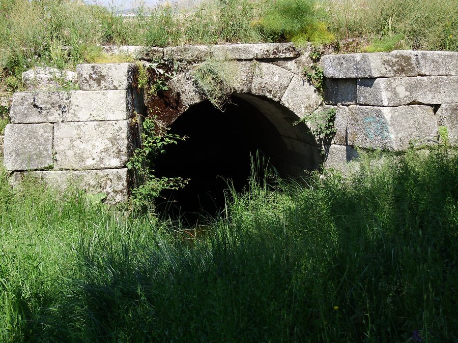 File:Roman sewer at Galapagar (Spain).JPG