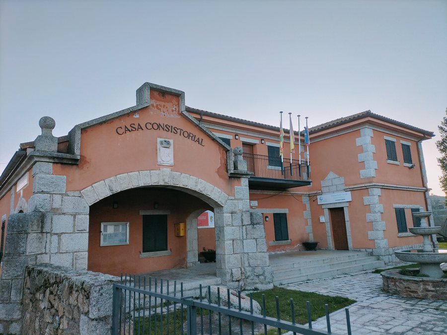 File:La Serna del Monte town hall.jpg