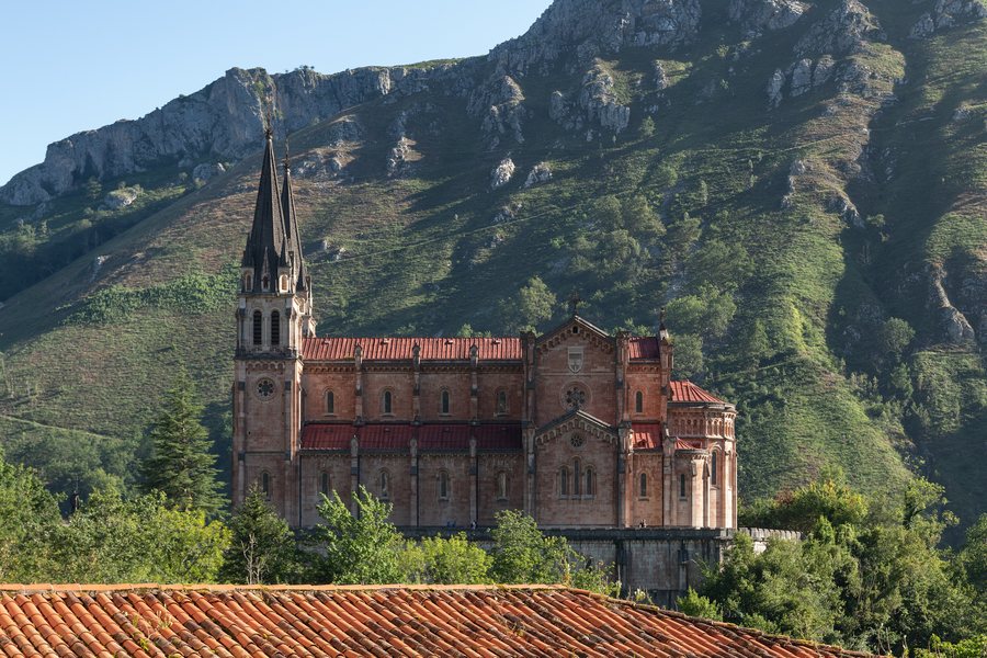 File:Basílica de Santa María la Real de Covadonga - Covadonga, Cangas de Onís, Spain - July 23, 2024 01.jpg