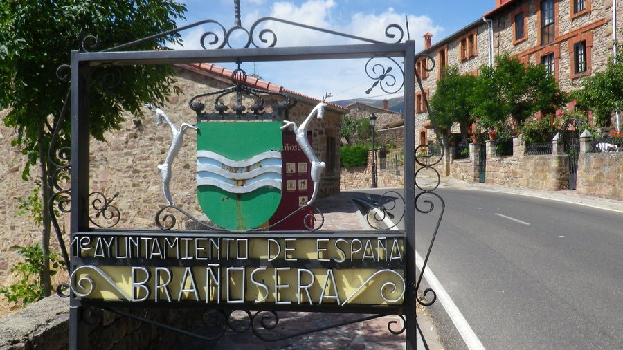 File:Brañosera, Primer ayuntamiento de España.JPG