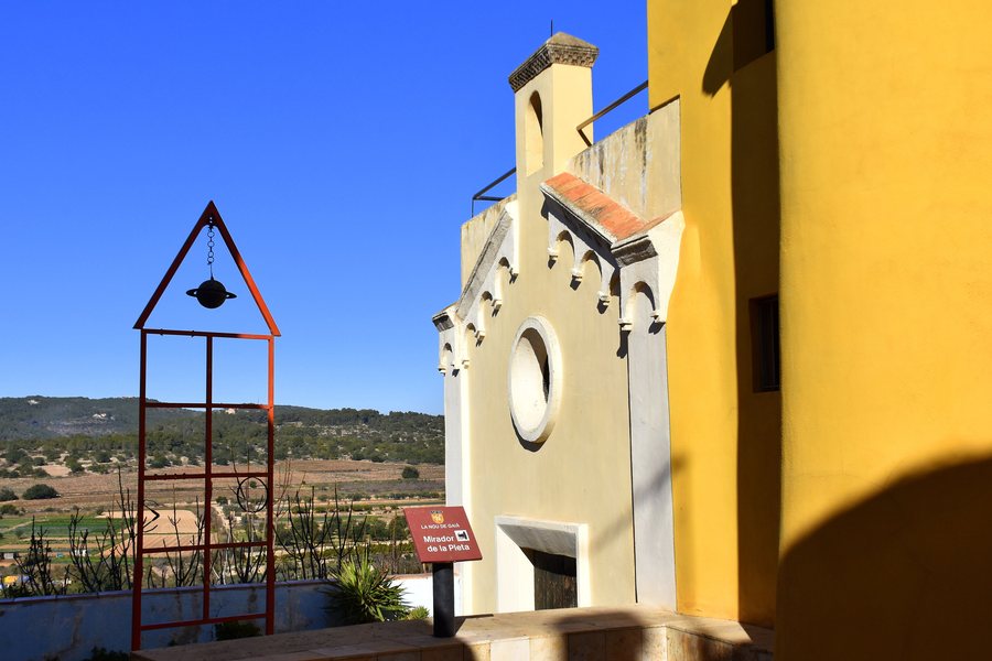 File:Capella del Castell del Baró de les Quatre Torres, la Nou de Gaià,.jpg