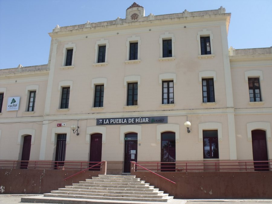 File:Estación de tren de La Puebla de Híjar 01.JPG