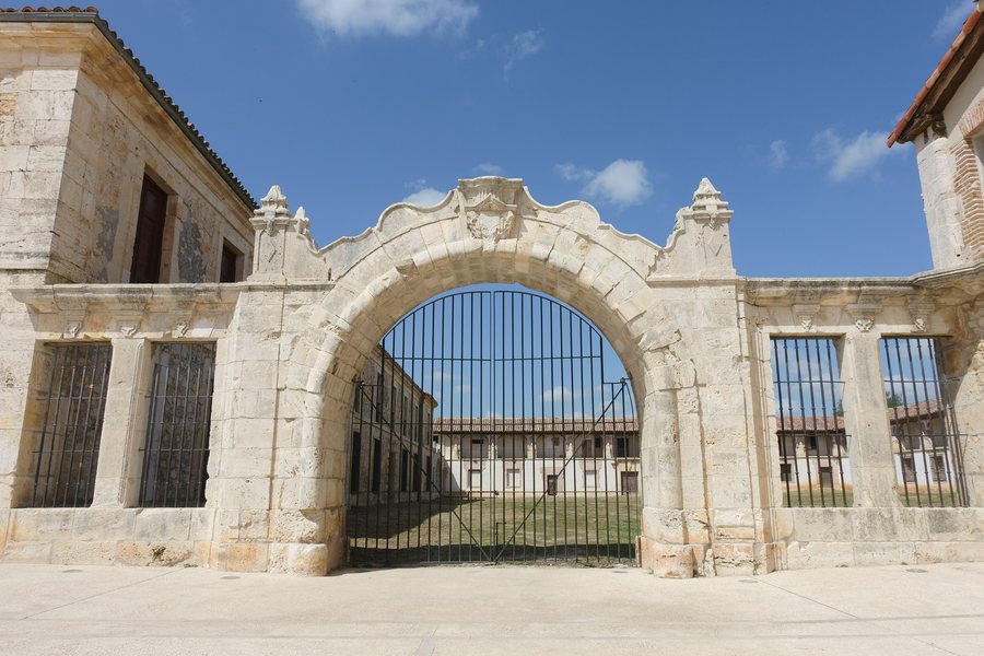 File:Arco oeste, plaza de Fiestas, Nuevo Baztán.jpg
