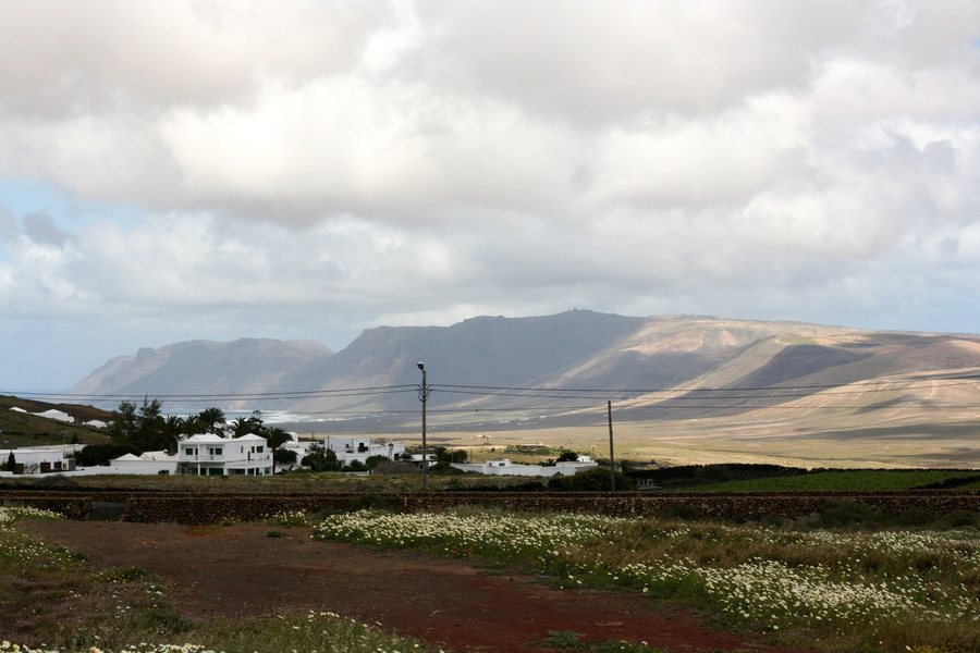 File:Teguise - Risco de Famara (Tao) 01 ies.jpg