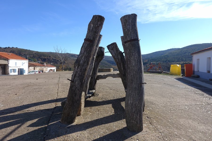 File:Cilleros de la Bastida, potro de herrar.jpg