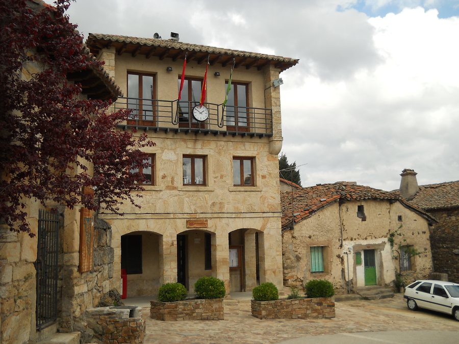 File:Ayuntamiento Horcajuelo de la Sierra.JPG