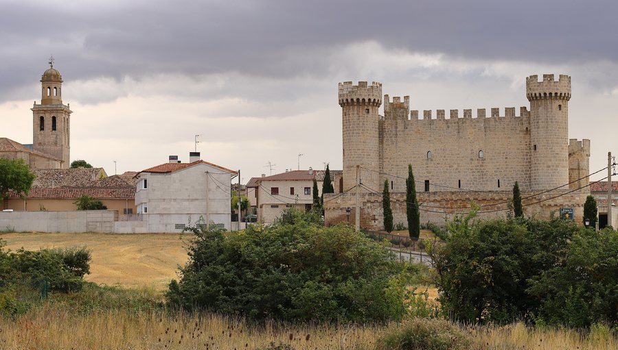 File:Olmillos de Sasamón, iglesia y castillo.jpg