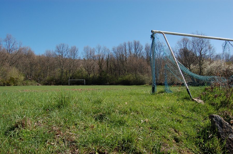 File:Campo de fútbol Paramio.jpg