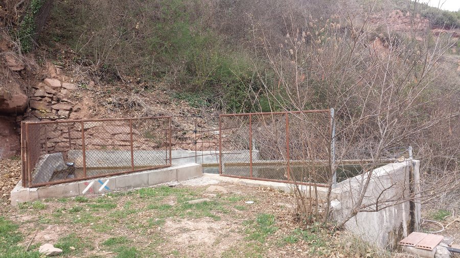 File:Font de Clot de Garses, Sant Mateu de Bages (març 2014) - panoramio (1).jpg