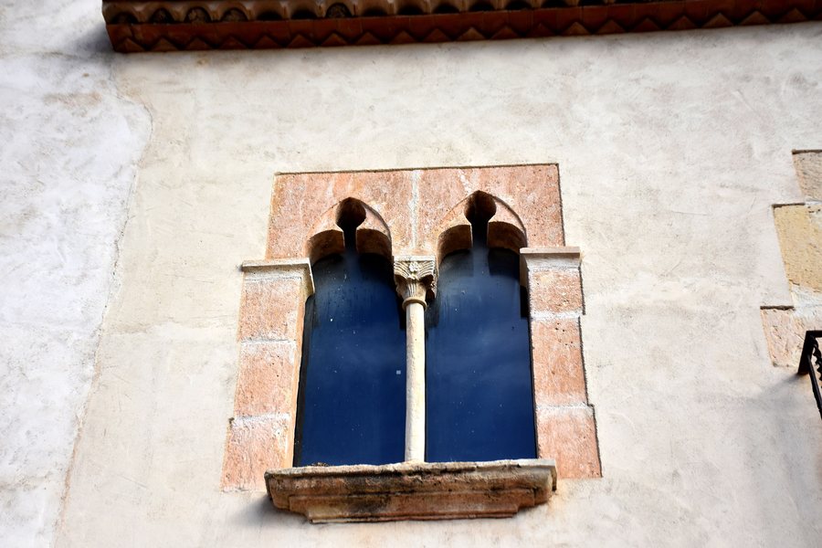 File:Finestra gotica, la Pobla de Montornés, Tarragona.jpg