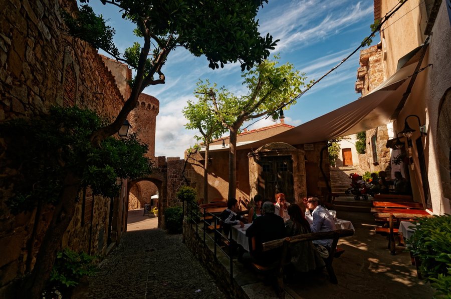File:Costa Brava - Tossa de Mar - La Vila Vella - Carrer Francesc de Paula Aromí - View NNE on Can Canals (Tossa) - Vernacular architecture.jpg