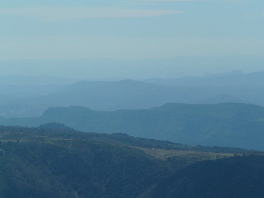 File:Des del Matagalls mirant cap al Tagamanent P1230661.JPG