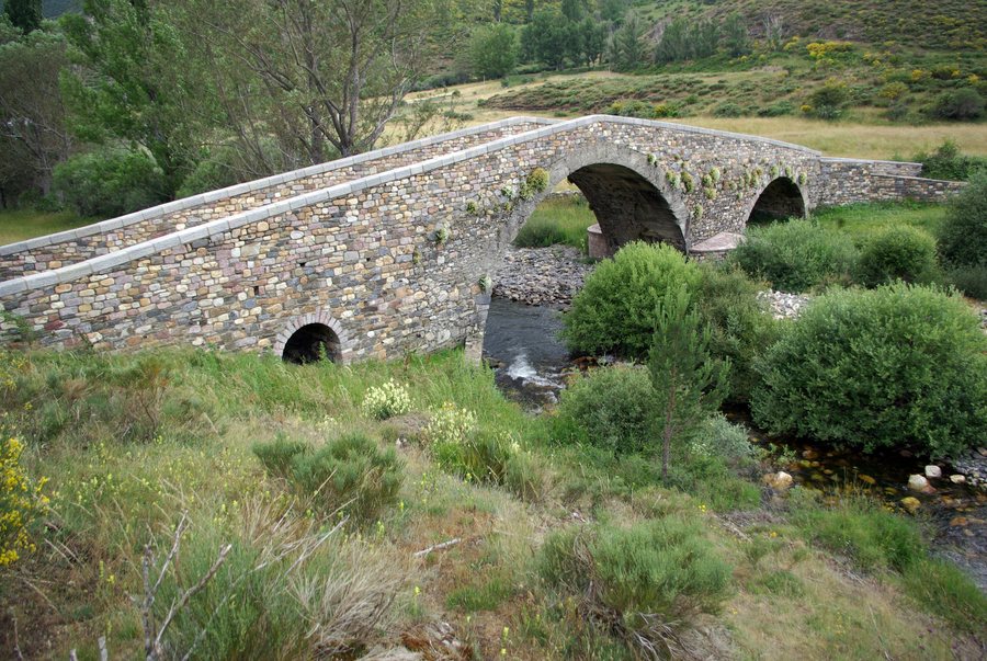 File:Lugueros 01 puente by-dpc.jpg