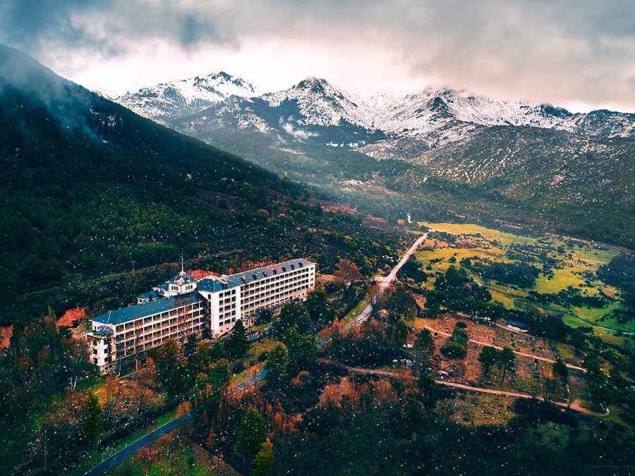 File:Sanatorio de la Barranca, Navacerrada, Spain.jpg