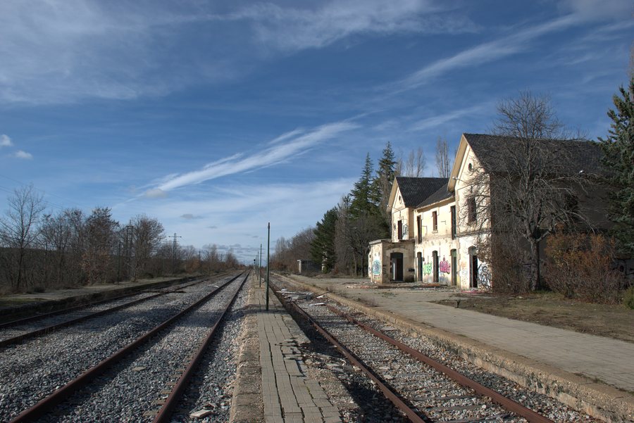 File:Estación de Riaza - andenes.jpg