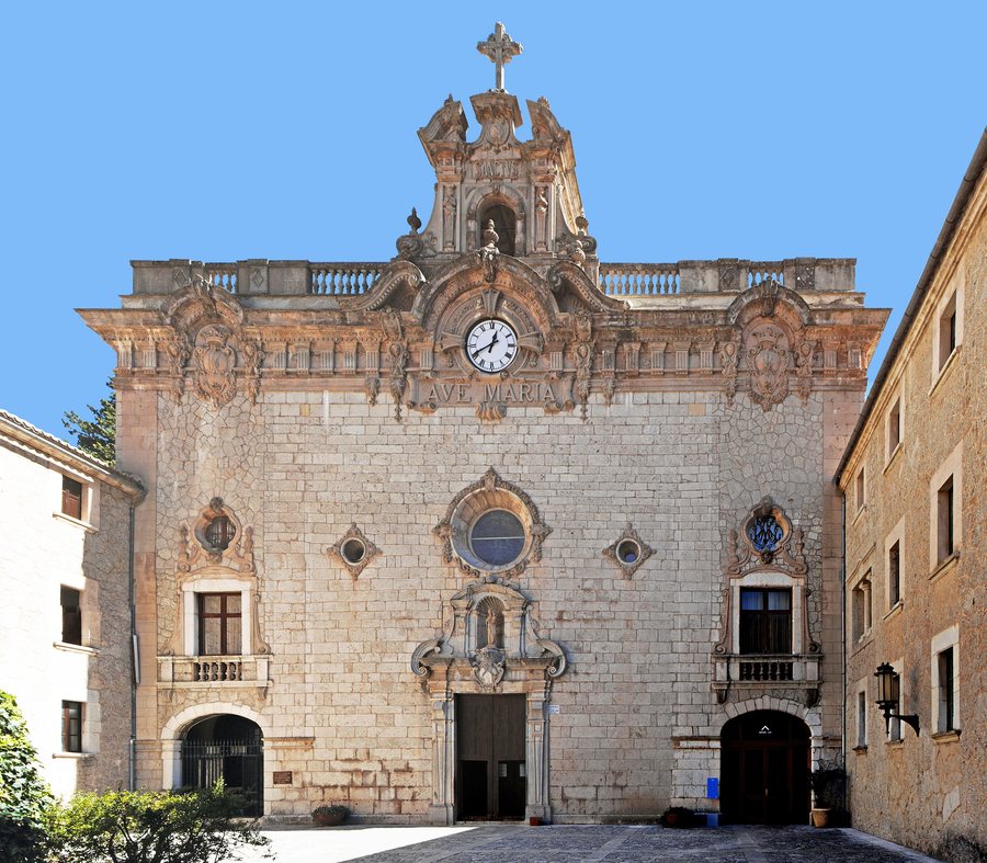 File:Monasterio de Santa María, en Lluch (Escorca, España).jpg