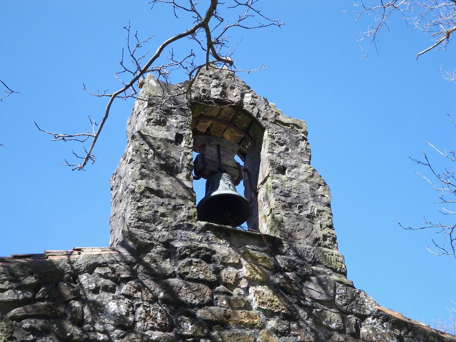 File:Kanpai edo ezkila, Zumetzagako Mikel Deunaren baselizan, 2015-04-02, Zumetzaga, Mungia, Bizkaia.jpg