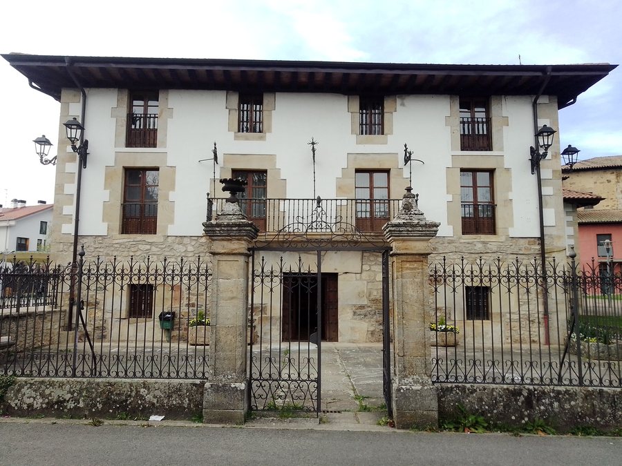 File:Palacio Vea-Murgía en Murgía - entrada principal.jpg